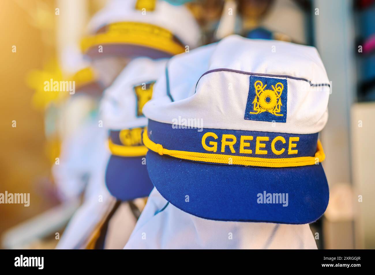 Casquette de marin grecque avec fond flou Banque D'Images