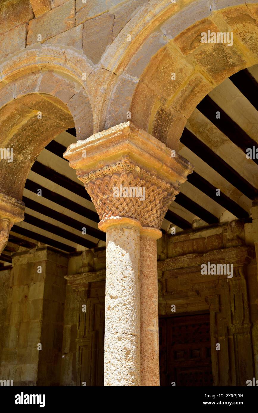 Ville de Caracena, église San Pedro (romane, XIIe siècle). Capital. Province de Soria, Castilla y Leon, Espagne. Banque D'Images