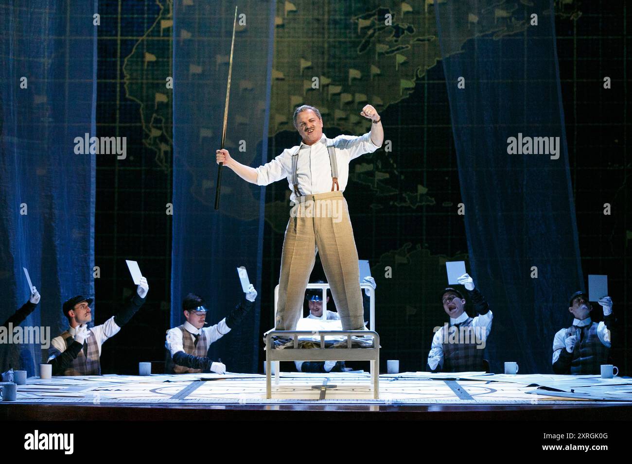 Christopher Purves (Walt Disney) dans THE PERFECT AMERICAN at English National Opera (ENO), London Coliseum WC2 01/06/2013 musique : Philip Glass livret : Rudy Wurlitzer D'après le roman de Peter Stephan Jungk coproduction avec le Teatro Real Madrid chef d'orchestre : Gareth Jones décor : Dan Potra design vidéo : Leo Warner réalisateur d'animation: Joseph Pierce chorégraphe : Ben Wright réalisateur : Phelim McDermott Banque D'Images