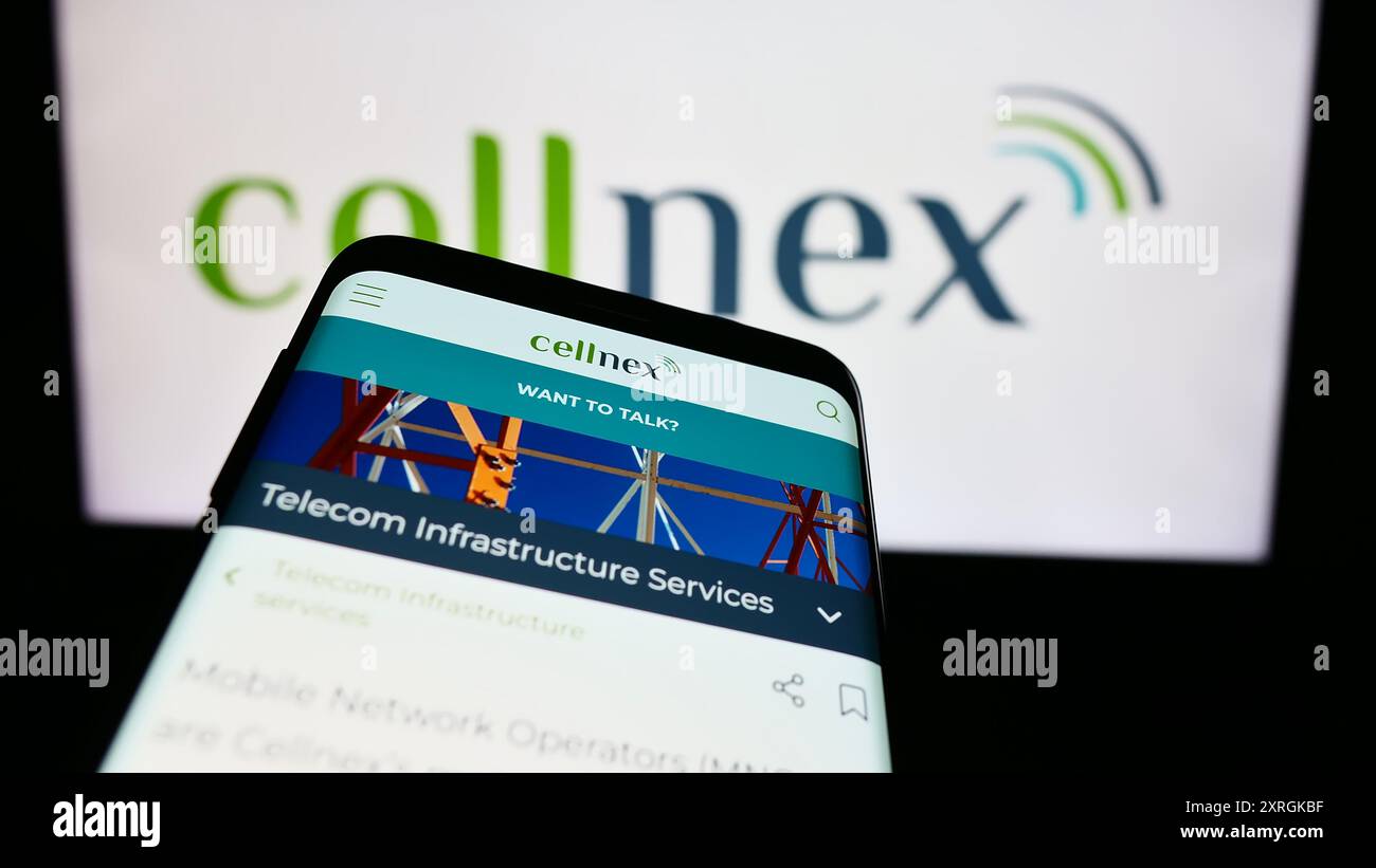 Téléphone portable avec page Web de la société espagnole de télécommunications Cellnex Telecom S.A. devant le logo. Concentrez-vous sur le coin supérieur gauche de l'écran du téléphone. Banque D'Images