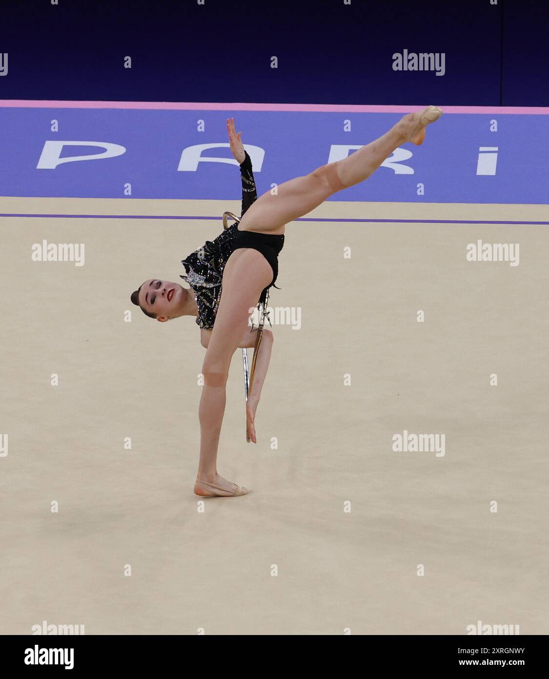 Jeux olympiques de Paris 2024 : gymnastique rythmique All Round dans l'une des compétitions les plus fascinantes des Jeux Olympiques de Paris 2024, l'allemande Darja Varfolomeeva décroché l'or individuel de gymnastique rythmique après avoir affiché le score le plus élevé dans trois des quatre épreuves pour un total de 142,850. Cette victoire marque la toute première médaille d'or de l'Allemagne dans cet événement. La bulgare Boryana Kaleyn a pris la deuxième place avec un score de 140.60, l'italienne Sofia Raffaeli a pris la médaille de bronze avec un 136,30 après avoir terminé en tant que meilleur buteur de la qualification. Nom du gymnat comme nom de fichier Banque D'Images