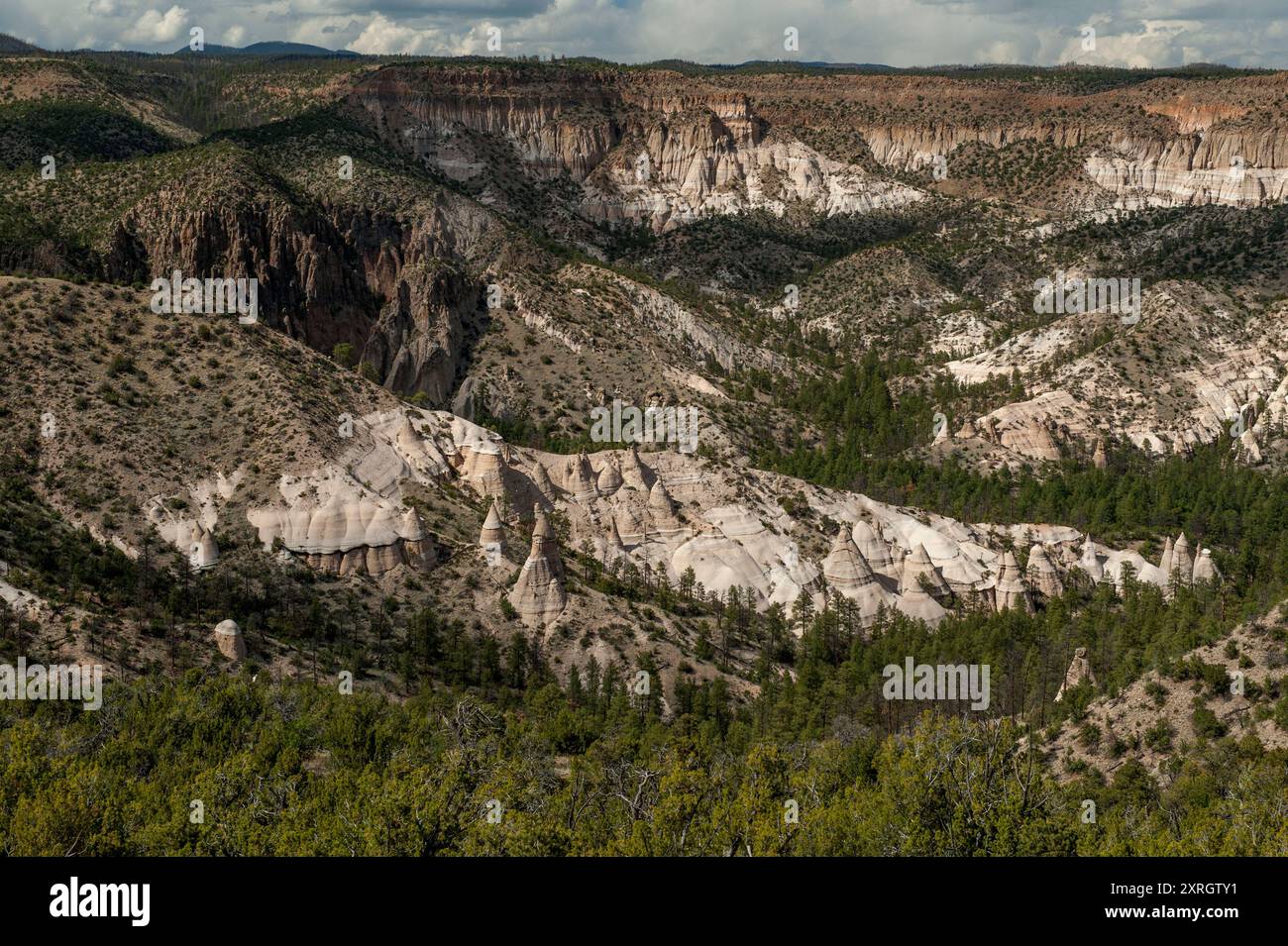 Cañada Camada dans le monument national Kasha-Katuwe Tent Rocks, vu du point de vue du monument commémoratif des anciens combattants Banque D'Images