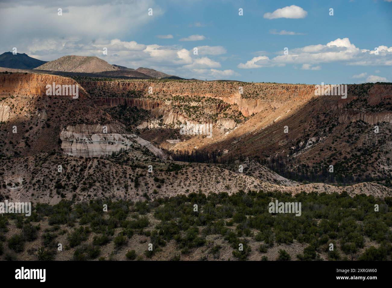Vue sur la Cañada Camada depuis le point de vue du Memorial des vétérans, monument national des rochers de tente de Kasha-Katuwe, Cochiti Pueblo, Nouveau-Mexique Banque D'Images