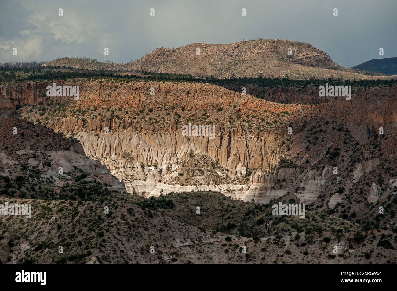 Vue vers le bas dans la Cañada Camada depuis le monument commémoratif des vétérans dans le monument national Kasha-Katuwe Tent Rocks, près du Cochiti Pueblo, NOUVEAU-MEXIQUE Banque D'Images