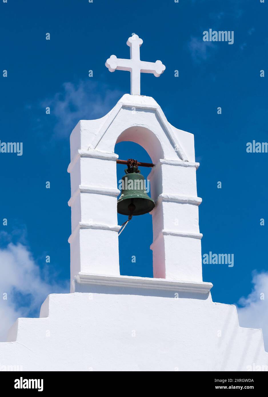 Vieille cloche au sommet d'une église chrétienne blanche Banque D'Images