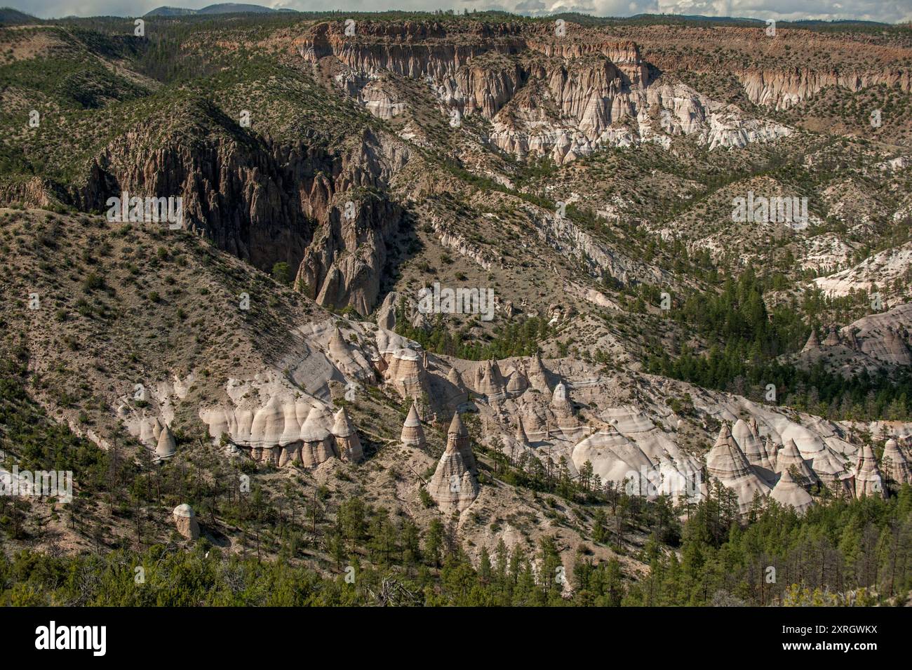 Vue vers le bas dans la Cañada Camada depuis le monument commémoratif des vétérans dans le monument national Kasha-Katuwe Tent Rocks, près du Cochiti Pueblo, NOUVEAU-MEXIQUE Banque D'Images