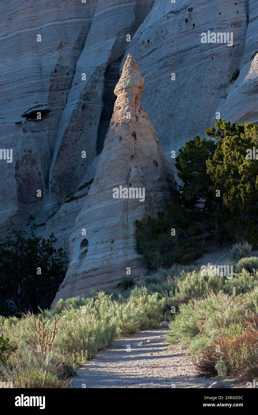 Dernière lumière sur l'un des Tent Rocks au monument national Kasha-Katuwe Tent Rocks, Cochiti Pueblo, Nouveau-Mexique Banque D'Images