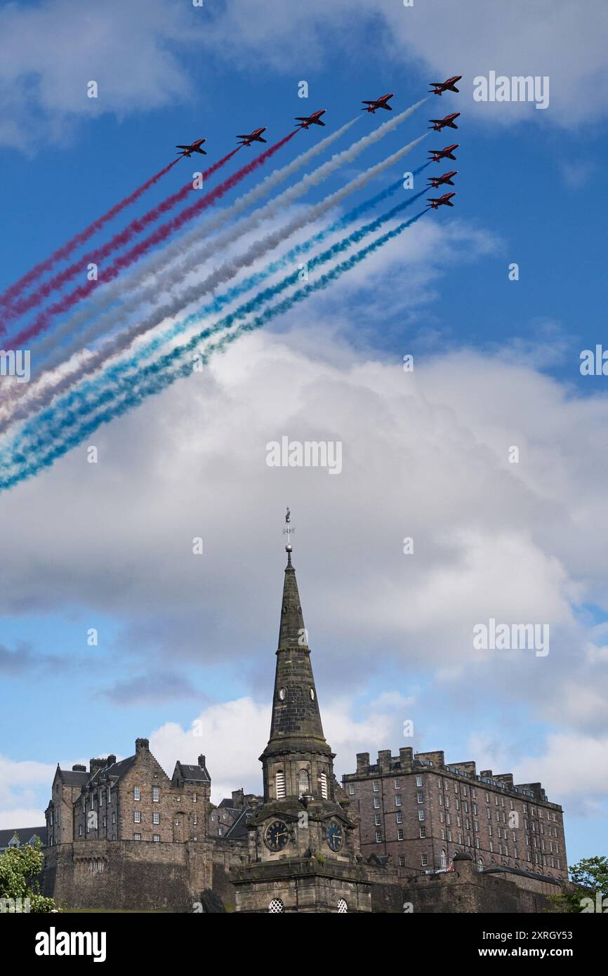 Édimbourg Écosse, Royaume-Uni 10 août 2024. Les flèches rouges survolent le château d'Édimbourg. crédit sst/alamy live news Banque D'Images