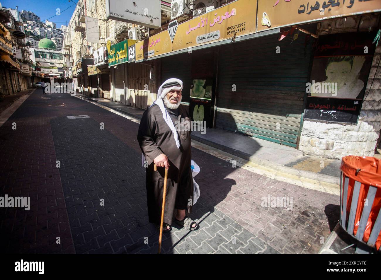 31 juillet 2024, Naplouse, Cisjordanie, Palestine : un palestinien traverse une zone commerciale déserte à Naplouse en Cisjordanie occupée par Israël lors d'une grève générale suite à l'assassinat du chef du groupe militant palestinien Hamas, en Iran pendant la nuit. Zone commerciale désertée pour un appel de faction palestinienne. Les factions palestiniennes appellent à une grève générale et à des marches le 31 juillet pour protester contre le meurtre du dirigeant politique du Hamas Ismail Haniyeh lors d'une frappe aérienne à Téhéran. (Crédit image : © Nasser Ishtayeh/SOPA images via ZUMA Press Wire) USAGE ÉDITORIAL SEULEMENT! Pas pour comme Banque D'Images