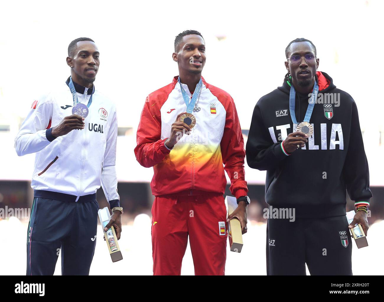 Paris, France. 10 août 2024. Le médaillé d'or Jordan Alejandro Diaz Fortun (C) d'Espagne, le médaillé d'argent Pedro Pichardo (G) du Portugal et le médaillé de bronze Andy Diaz Hernandez d'Italie réagissent lors de la cérémonie de victoire du triple saut masculin d'athlétisme aux Jeux Olympiques de Paris 2024 à Paris, France, le 10 août 2024. Crédit : Li Gang/Xinhua/Alamy Live News Banque D'Images