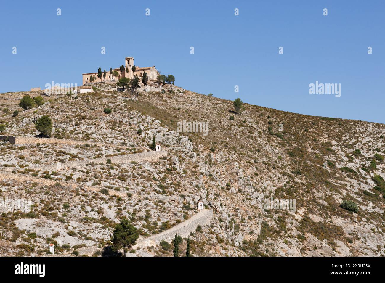 Paysage avec un chemin menant au monastère de Bocairent, Communauté valencienne, Espagne Banque D'Images