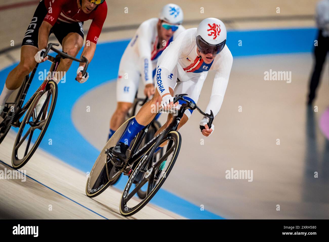 Saint Quentin en Yvelines, France. 10 août 2024. Jan Vones, à gauche, et Denis Rugovac, de la République tchèque (en maillots blancs), participent à la finale masculine de Madison sur piste cyclable aux Jeux Olympiques de Saint-Quentin-en-Yvelines, France, le 10 août 2024. Crédit : Jaroslav Svoboda/CTK photo/Alamy Live News Banque D'Images