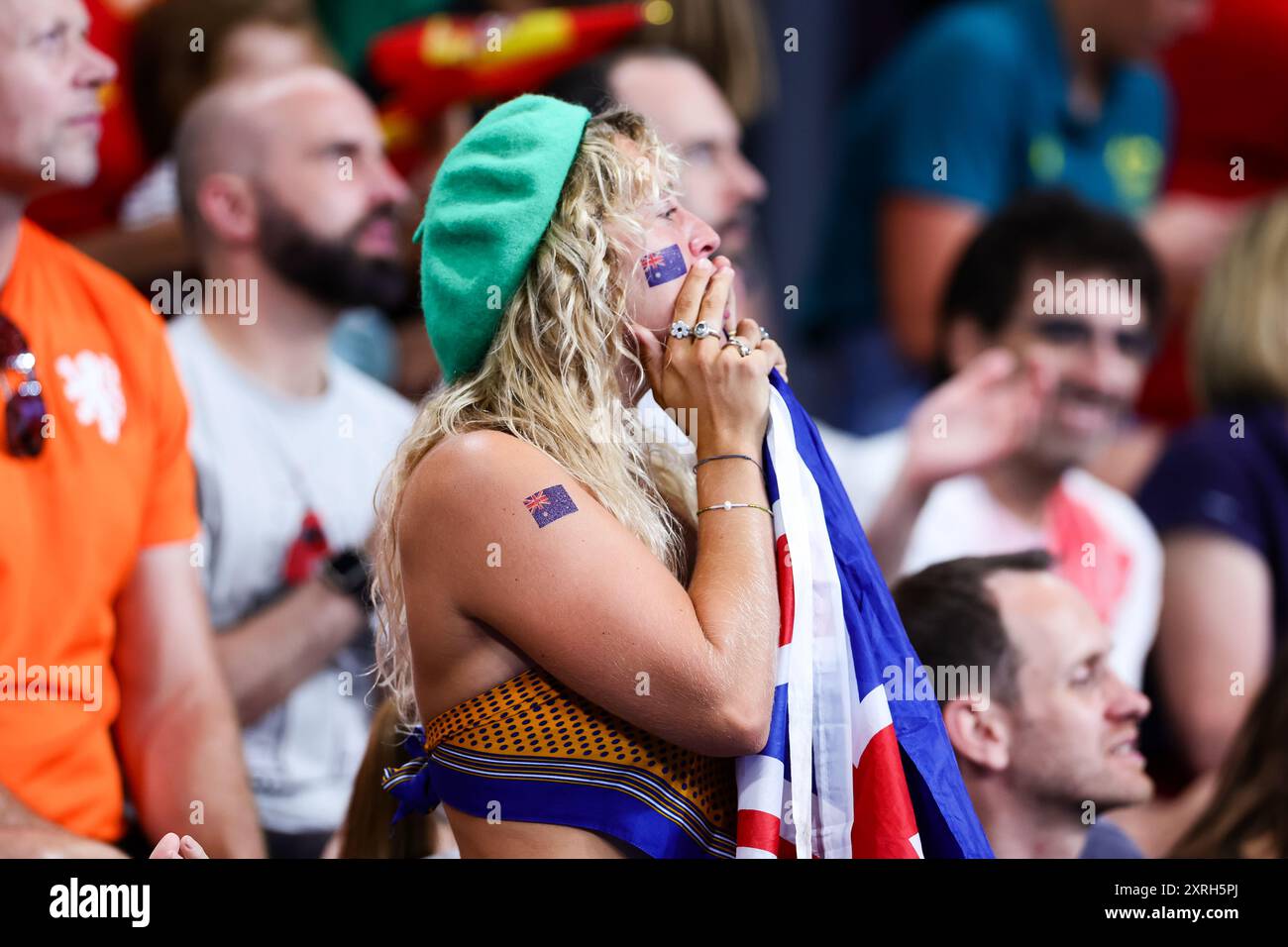 Paris, France, 10 août 2024. Fan australienne lors du match de la médaille d’or du Water Polo féminin, Jeux Olympiques de Paris 2024 entre l’Australie et l’Espagne au Paris la Defense Arena le 10 août 2024 à Paris, France. Crédit : Pete Dovgan/Speed Media/Alamy Live News Banque D'Images