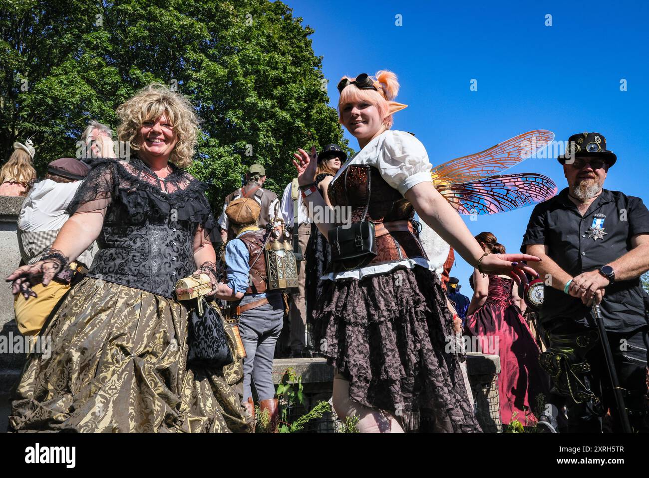 Henrichenburg, Waltrop, Allemagne. 10 août 2024. Les fans de steampunk, les groupes et les visiteurs, dont beaucoup portent des costumes rétro-futuristes ou inspirés de l'époque victorienne, s'amusent le premier jour du festival annuel Steampunk Jubilee Festival and Market. Cette année, le festival coïncide avec le 125e anniversaire du site historique des ascenseurs à bateaux de Henrichenburg, un site classé du patrimoine industriel le long du canal Dortmund-EMS. Crédit : Imageplotter/Alamy Live News Banque D'Images