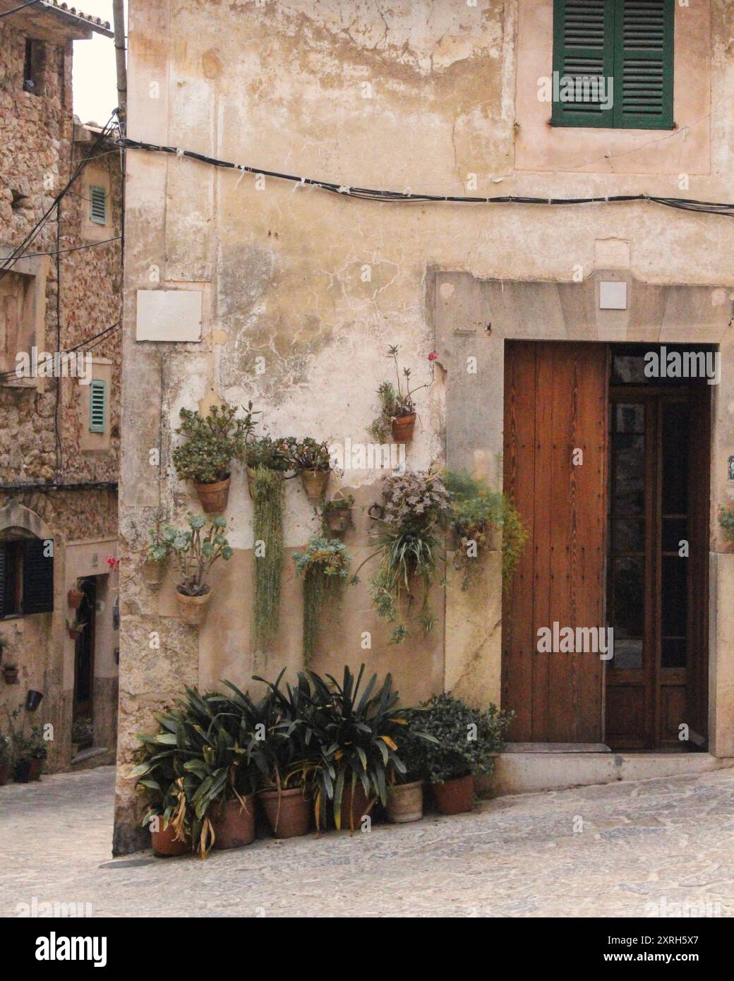 Maison méditerranéenne avec plantes en pot Banque D'Images