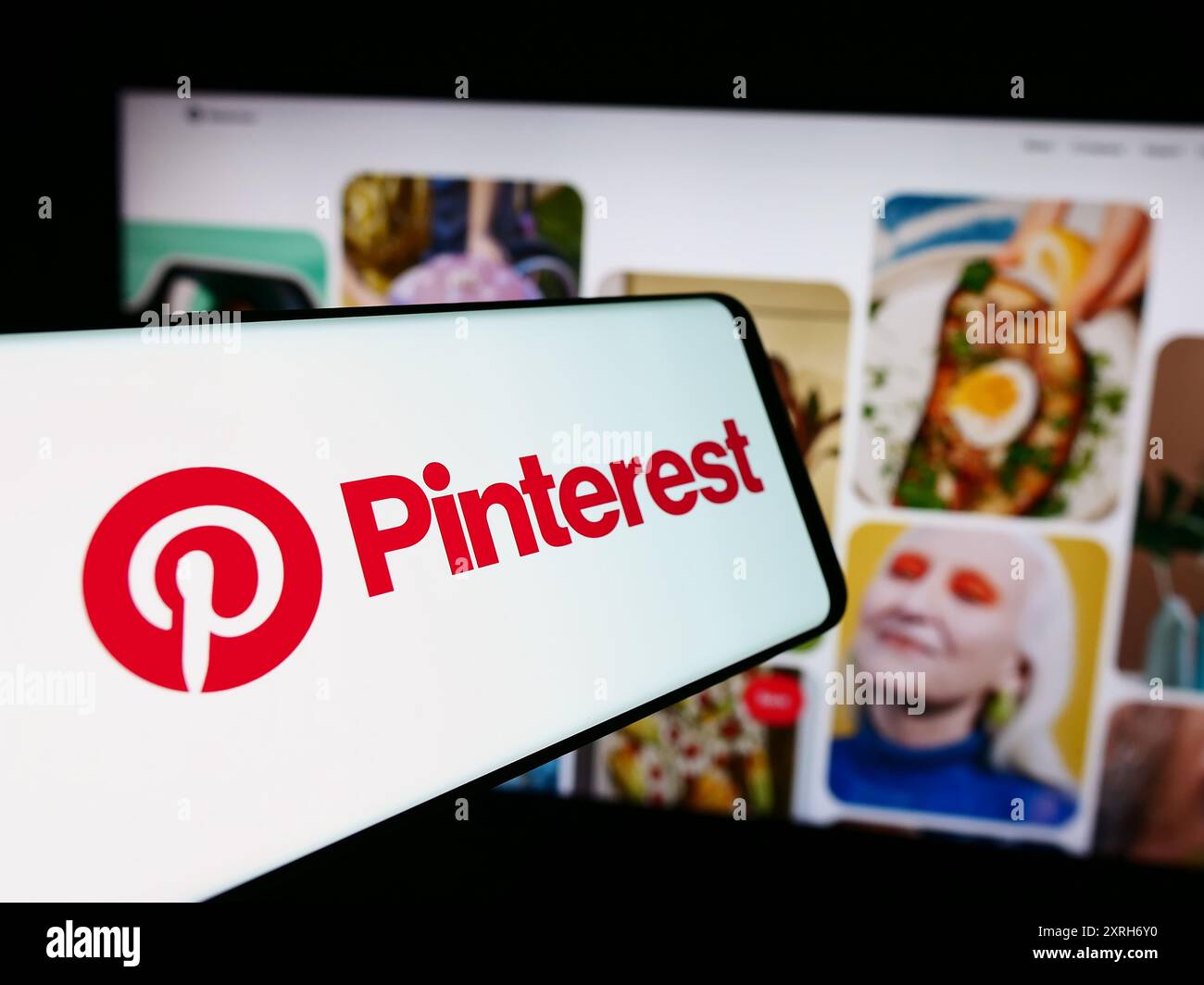 Smartphone avec le logo de la société américaine de médias sociaux Pinterest Inc en face du site Web de l'entreprise. Concentrez-vous sur le centre de l'écran du téléphone. Banque D'Images