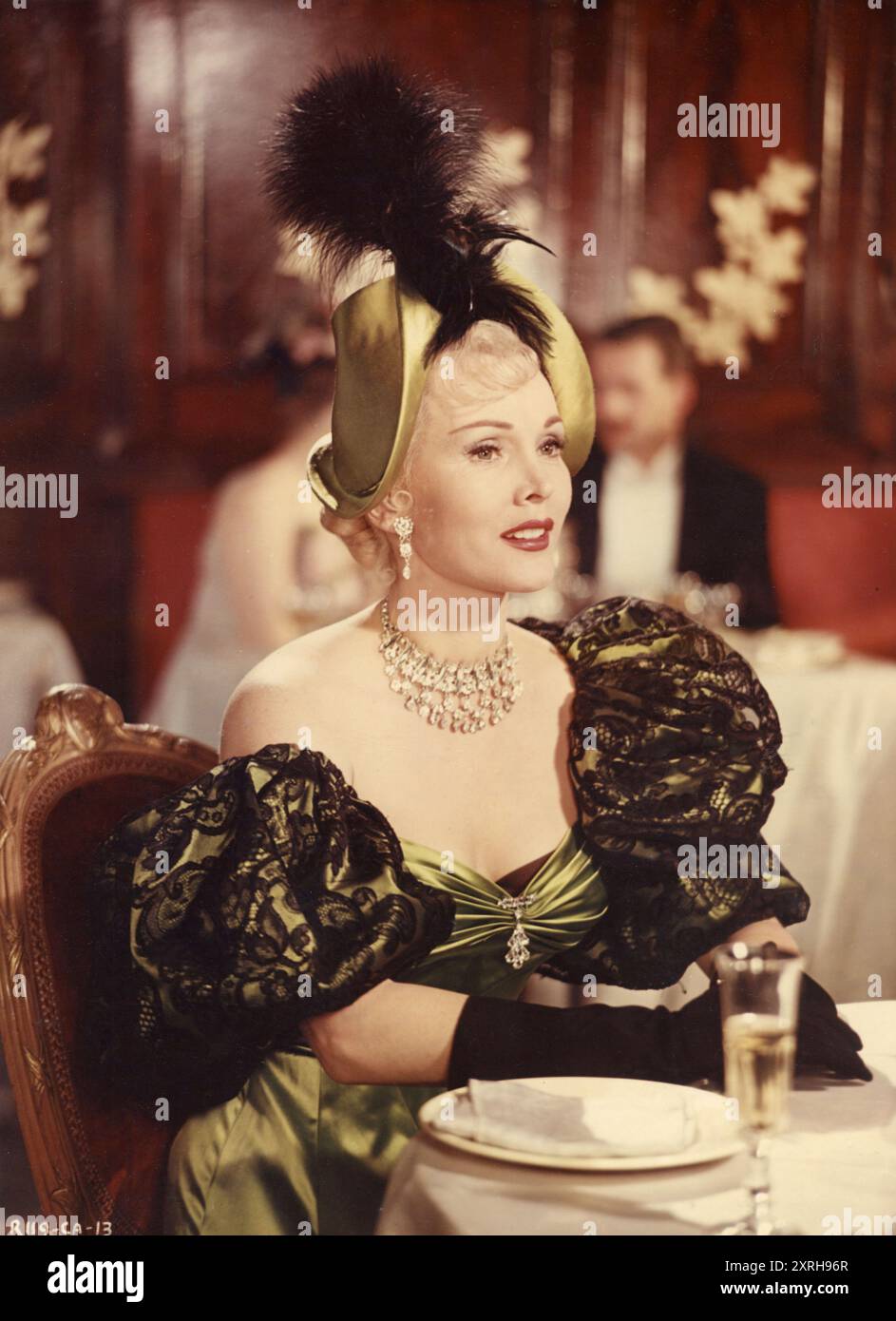 Portrait de ZSA ZSA GABOR au MOULIN ROUGE 1953 réalisateur JOHN HUSTON roman PIERRE LA Mure costume et production Design MARCEL VERTES Cinématographie OSWALD MORRIS musique GEORGES AURIC photographe ERIC GREY produit par JOHN et JAMES WOOLF Romulus films / British Lion Banque D'Images