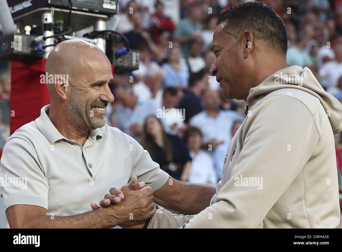 Eindhoven, pays-Bas. 10 août 2024. EINDHOVEN, 10-08-2024, stade Philips, football néerlandais Eredivisie saison 2024/2025, match entre le PSV - RKC, l'entraîneur du PSV Peter Bosz et l'entraîneur du RKC Waalwijk Henk Fraser (photo Pro Shots/SIPA USA) crédit : SIPA US/Alamy Live News Banque D'Images