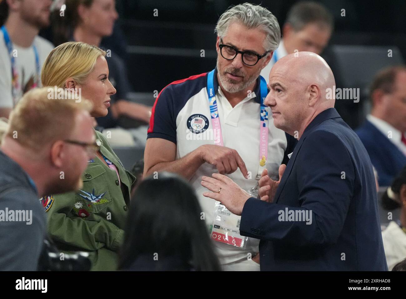 Paris, France. 10 août 2024. Gianni Infantino (R) président de la FIFA dans les tribunes avant le début du match pour la médaille d'or de basket-ball entre les États-Unis et la France lors des Jeux Olympiques de Paris 2024 au Bercy Arena à Paris, France, le samedi 10 août 2024. Photo de Richard Ellis/UPI crédit : UPI/Alamy Live News Banque D'Images