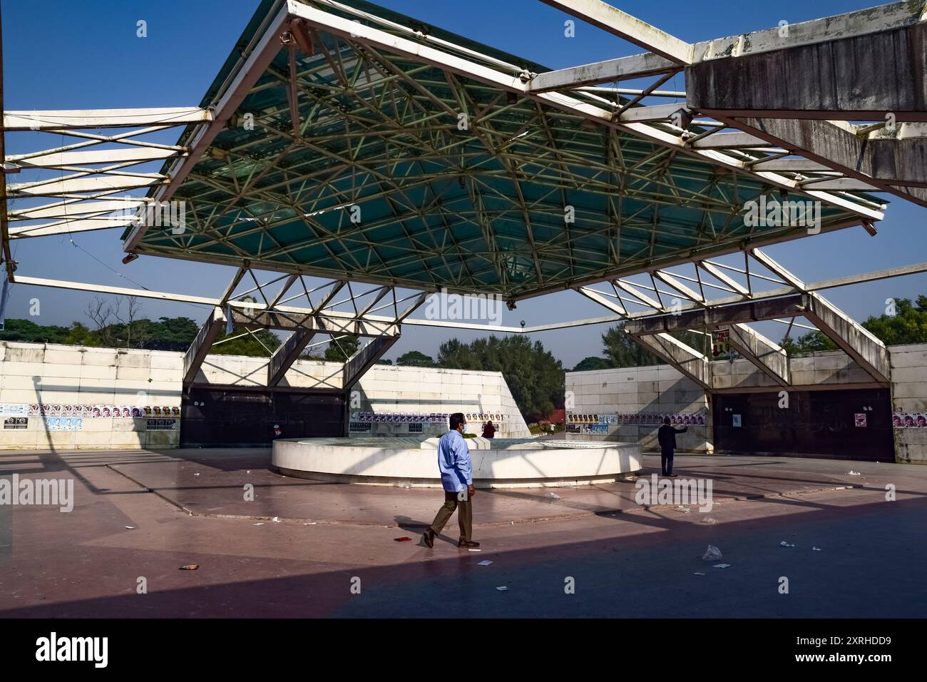 Le lac Crescent ou Chandrima Uddan est un parc populaire à dacca. Le complexe du mausolée de Ziaur Rahman est un monument architectural important. Banque D'Images