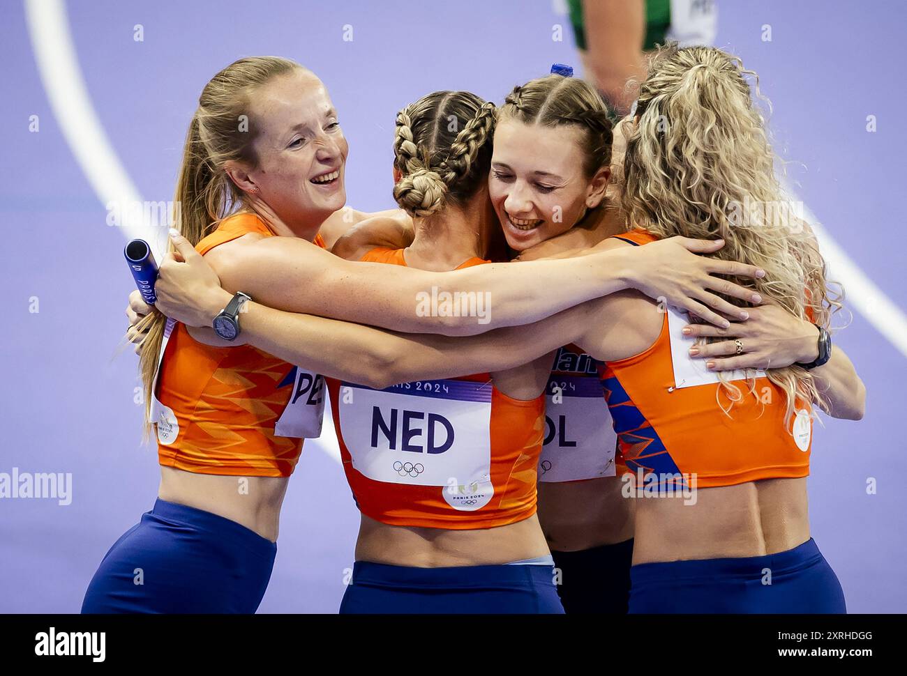 PARIS - Lieke Klaver, Cathelijn Peeters, Lisanne de Witte et Femke bol réagissent après avoir remporté la médaille d’argent au relais 4 x 400 m (w) d’athlétisme lors des Jeux Olympiques. ANP ROBIN VAN LONKHUIJSEN Banque D'Images