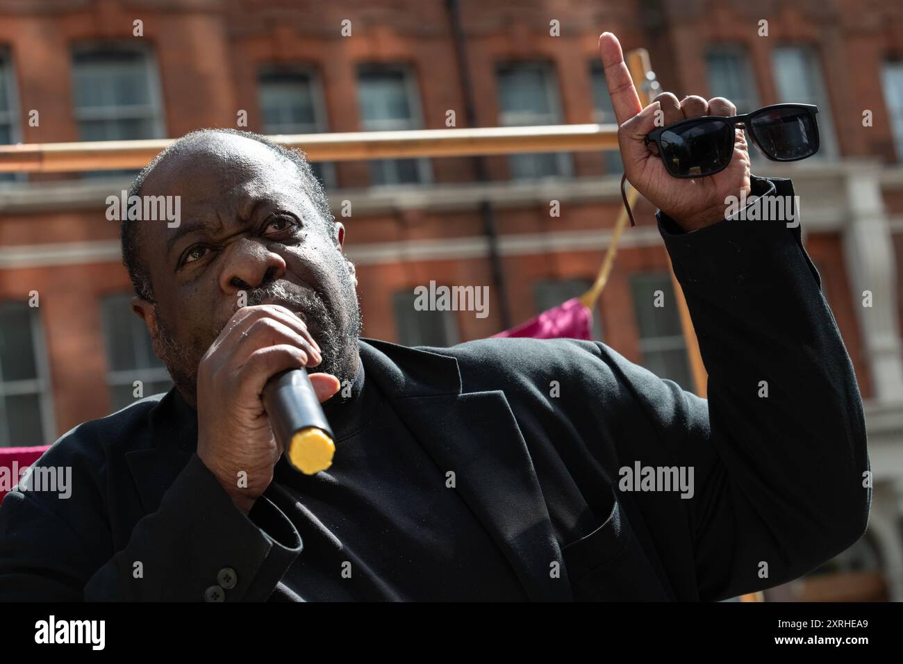 Londres, Royaume-Uni. 10 août 2024. Les anti-racistes manifestent devant le bureau londonien du parti Reform UK, condamnant son leader Nigel Farage pour son rôle présumé dans l’incitation aux émeutes anti-migrants d’extrême droite qui ont récemment secoué l’Angleterre. Des milliers de personnes se sont rassemblées dans un rassemblement organisé par Stand Up to Racism avant de marcher vers Trafalgar Square via Whitehall. Crédit : Ron Fassbender/Alamy Live News Banque D'Images