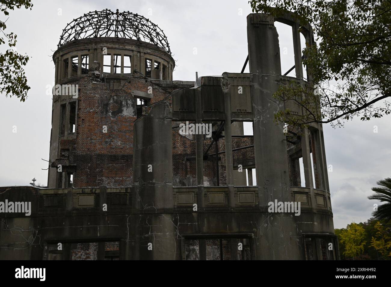 Paysage avec vue panoramique sur Genbaku Dōmu connu sous le nom de dôme de bombe A, une partie du parc mémorial de la paix d'Hiroshima au Japon. Banque D'Images