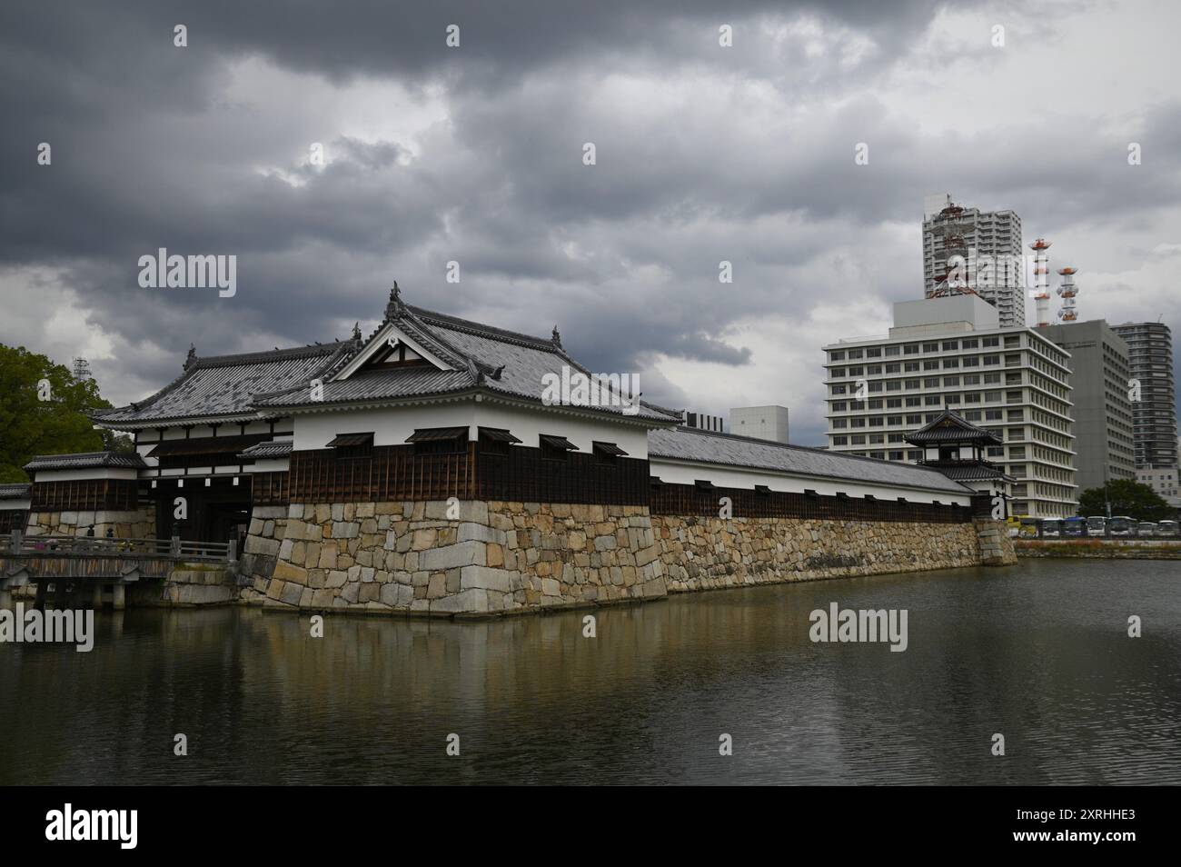 Paysage avec vue panoramique ouest du château de Hiroshima-jō représentant la tourelle de Hira-Yagura qui fait partie du Ninomaru à Hiroshima, au Japon. Banque D'Images