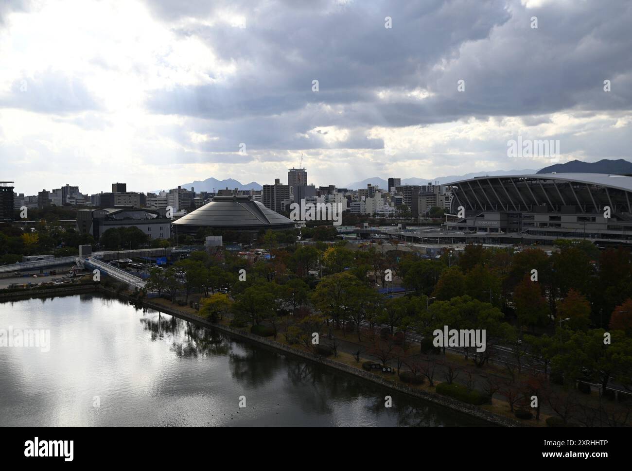 Paysage avec vue panoramique sur le complexe sportif Green Arena vu depuis les rives de la rivière Motoyasu à Hiroshima au Japon. Banque D'Images