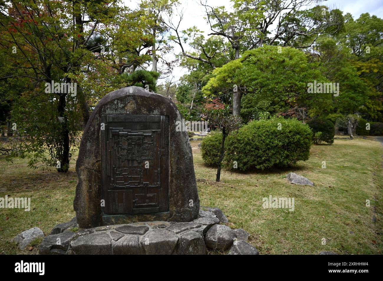 Paysage avec vue panoramique d'un mémorial de carte sculptée en pierre au jardin Shukkei-en à Hiroshima, Japon. Banque D'Images