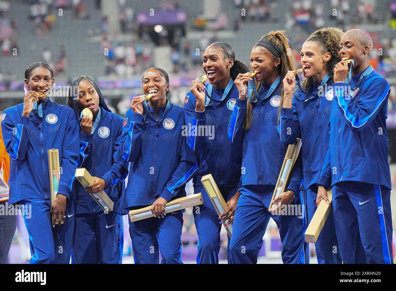 Saint Denis, France. 10 août 2024. Jeux olympiques, Paris 2024, athlétisme, stade de France, Team USA avec Quanera Hayes, Shamier Little, Sydney McLaughlin-Levrone, Aaliyah Nickole Butler, Gabrielle Thomas, Kaylyn Brown et Alexis Holmes célèbrent avec des médailles d’or. Crédit : Michael Kappeler/dpa/Alamy Live News Banque D'Images