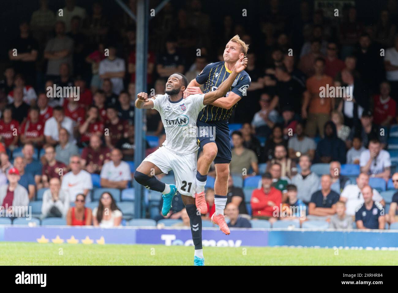 Southend Utd contre York City en 2024-25 Vanarama National League au Roots Hall. Premier jeu sous la nouvelle propriété de COSU. Cameron John, Gus Scott-Morriss Banque D'Images