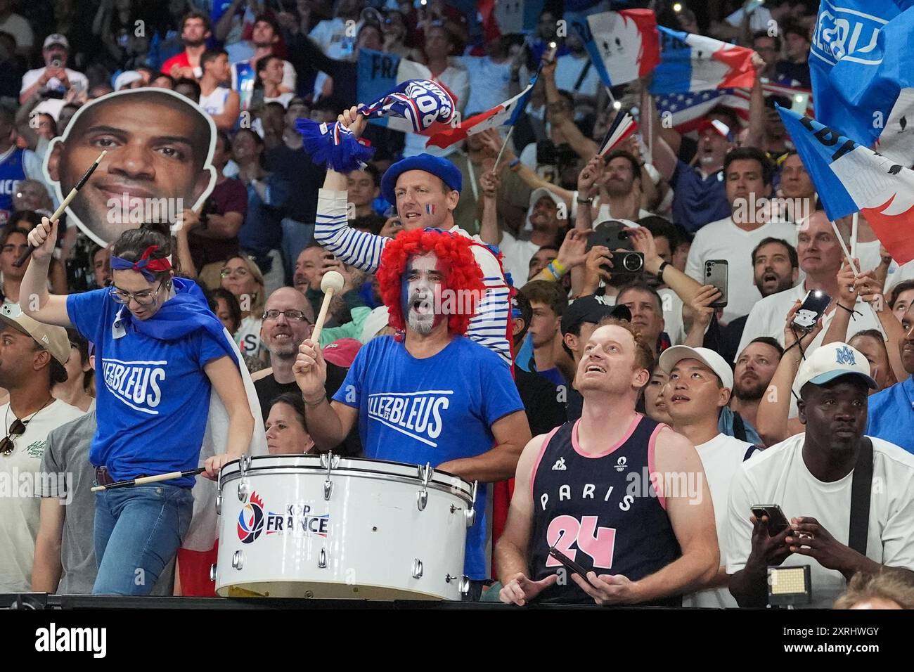 Paris, France. 10 août 2024. Les fans de basket-ball de l'équipe France encouragent leur équipe alors qu'ils affrontent les États-Unis dans le match pour la médaille d'or de basket-ball masculin lors des Jeux Olympiques de Paris 2024 au Bercy Arena à Paris, France, le samedi 10 août 2024. Photo de Richard Ellis/UPI crédit : UPI/Alamy Live News Banque D'Images