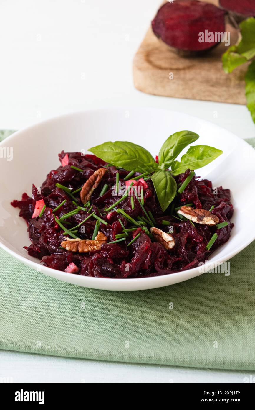 Salade de betterave végétalien sain avec des noix. Selective focus Banque D'Images