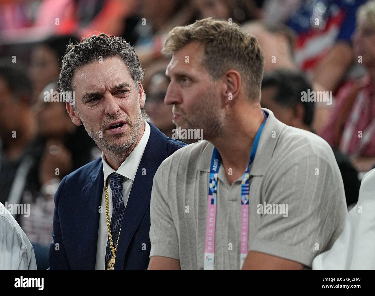 Paris, France. 10 août 2024. La star espagnole du basket-ball Paul Gasol (G) et la star allemande du basket-ball Dirk Nowitzki discutent tout en regardant le match pour la médaille d'or masculine de basket-ball entre les États-Unis et la France aux Jeux Olympiques de Paris 2024 à Paris, France, le 10 août 2024. Crédit : Meng Yongmin/Xinhua/Alamy Live News Banque D'Images