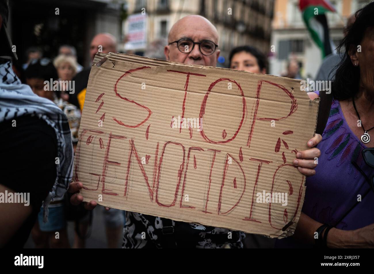 Madrid, Espagne. 10 août 2024. Un homme portant une pancarte indiquant "Stop au génocide" lors d'une manifestation contre un bombardement israélien qui a fait au moins 93 morts dans l'école Al-Tabain à Gaza qui a servi d'abri. Les Palestiniens vivant à Madrid se sont rassemblés pour protester devant le ministère des Affaires étrangères pour exiger la fin des attaques israéliennes dans la bande de Gaza. Crédit : Marcos del Mazo/Alamy Live News Banque D'Images