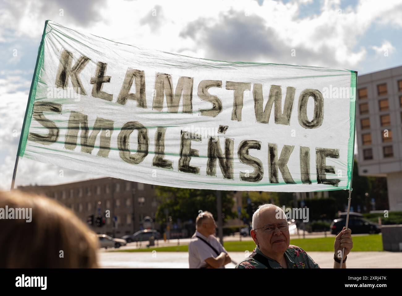 Un manifestant tient une pancarte disant "Smolensk lie" pendant l'anniversaire. Le 10 août, comme chaque mois, des partisans du parti droit et Justice (PiS) se sont réunis pour commémorer l’anniversaire de l’accident d’avion présidentiel à Smolensk, qui a coûté la vie à 96 personnes. La cérémonie, à laquelle ont assisté environ 30 personnes, comprenait la participation d'éminents politiciens du PiS, dont le chef du parti, Jaros?aw Kaczynski. Au même endroit, une contre-manifestation a également eu lieu. (Photo de Marek Antoni Iwanczuk/SOPA images/SIPA USA) Banque D'Images