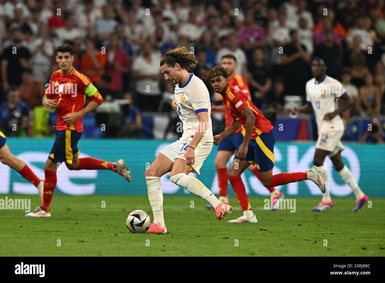 Adrien Rabiot (Juventus), Lamine Yamal (Barcelone) en action lors du match de demi-finale de l’UEFA 2024 EURO entre l’Espagne et la France, Munich Allianz Stadium, 9 juillet 2024 avec : Adrien Rabiot (Juventus), Lamine Yamal (Barcelone) où : Munich, Allemagne quand : 09 Jul 2024 crédit : Anthony Stanley/WENN Banque D'Images