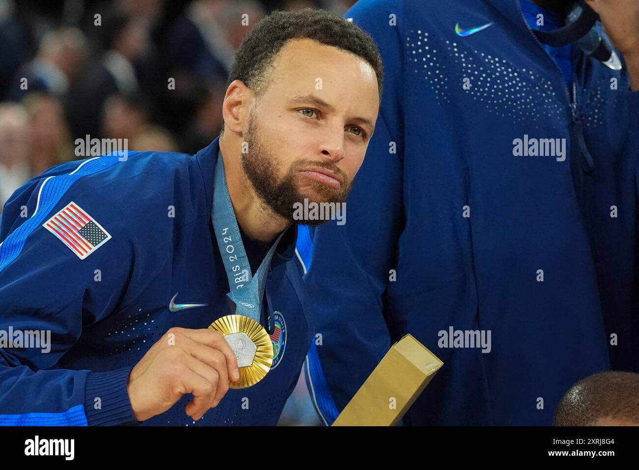 Paris, France. 11 août 2024. Stephen Curry des États-Unis (4) pose avec sa médaille d'or après que l'équipe des États-Unis ait battu la France 98-87 dans le match pour la médaille d'or de basket-ball masculin lors des Jeux Olympiques de Paris 2024 au Bercy Arena à Paris, France, le samedi 10 août 2024. Photo de Richard Ellis/UPI crédit : UPI/Alamy Live News Banque D'Images