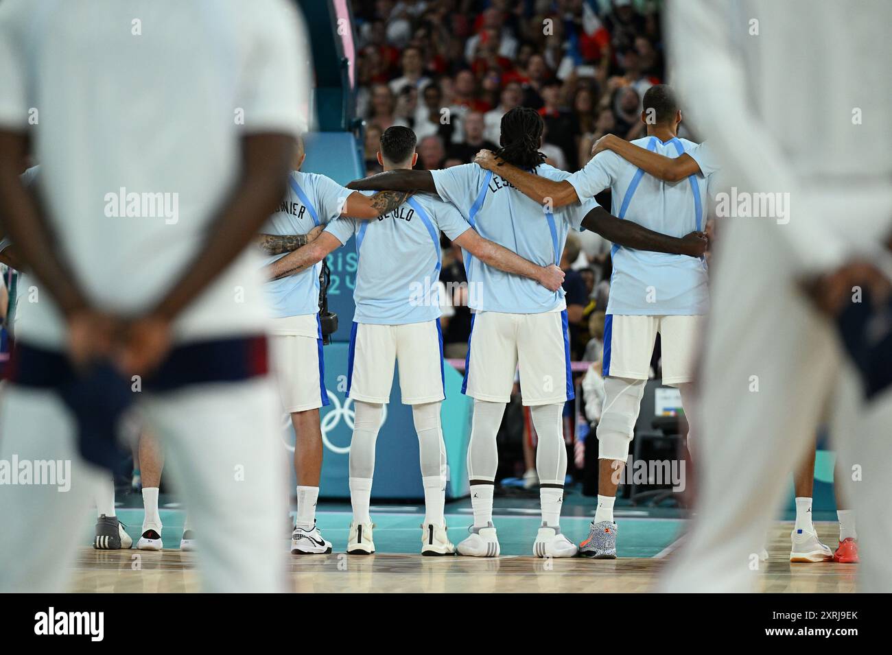 Paris, Fra. 10 août 2024. Équipe France (bleu) embrasser comme hymne national français est joué avant leur match contre l'équipe des États-Unis dans le match de basket-ball de la médaille d'or masculine aux Jeux olympiques d'été de Paris 2024 à la Bercy Arena, le 10 août 2024, Paris, France. (Photo par Anthony Behar/Sipa USA) crédit : Sipa USA/Alamy Live News Banque D'Images