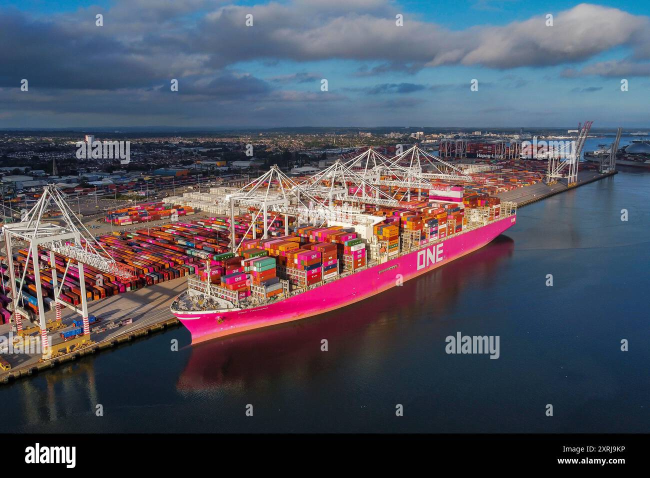 Southampton, Hampshire, Royaume-Uni. 10 août 2024. Vue aérienne générale des Western Docks au port de Southampton dans le Hampshire avec le container Ship One Triumph amarré. Après le port de Felixstowe, Southampton est le deuxième plus grand terminal à conteneurs au Royaume-Uni, traitant un trafic de 1,5 millions d'équivalents vingt pieds (EVP). Crédit photo : Graham Hunt/Alamy Live News Banque D'Images