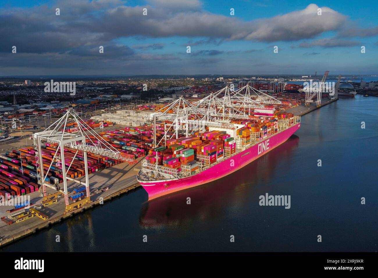 Southampton, Hampshire, Royaume-Uni. 10 août 2024. Vue aérienne générale des Western Docks au port de Southampton dans le Hampshire avec le container Ship One Triumph amarré. Après le port de Felixstowe, Southampton est le deuxième plus grand terminal à conteneurs au Royaume-Uni, traitant un trafic de 1,5 millions d'équivalents vingt pieds (EVP). Crédit photo : Graham Hunt/Alamy Live News Banque D'Images