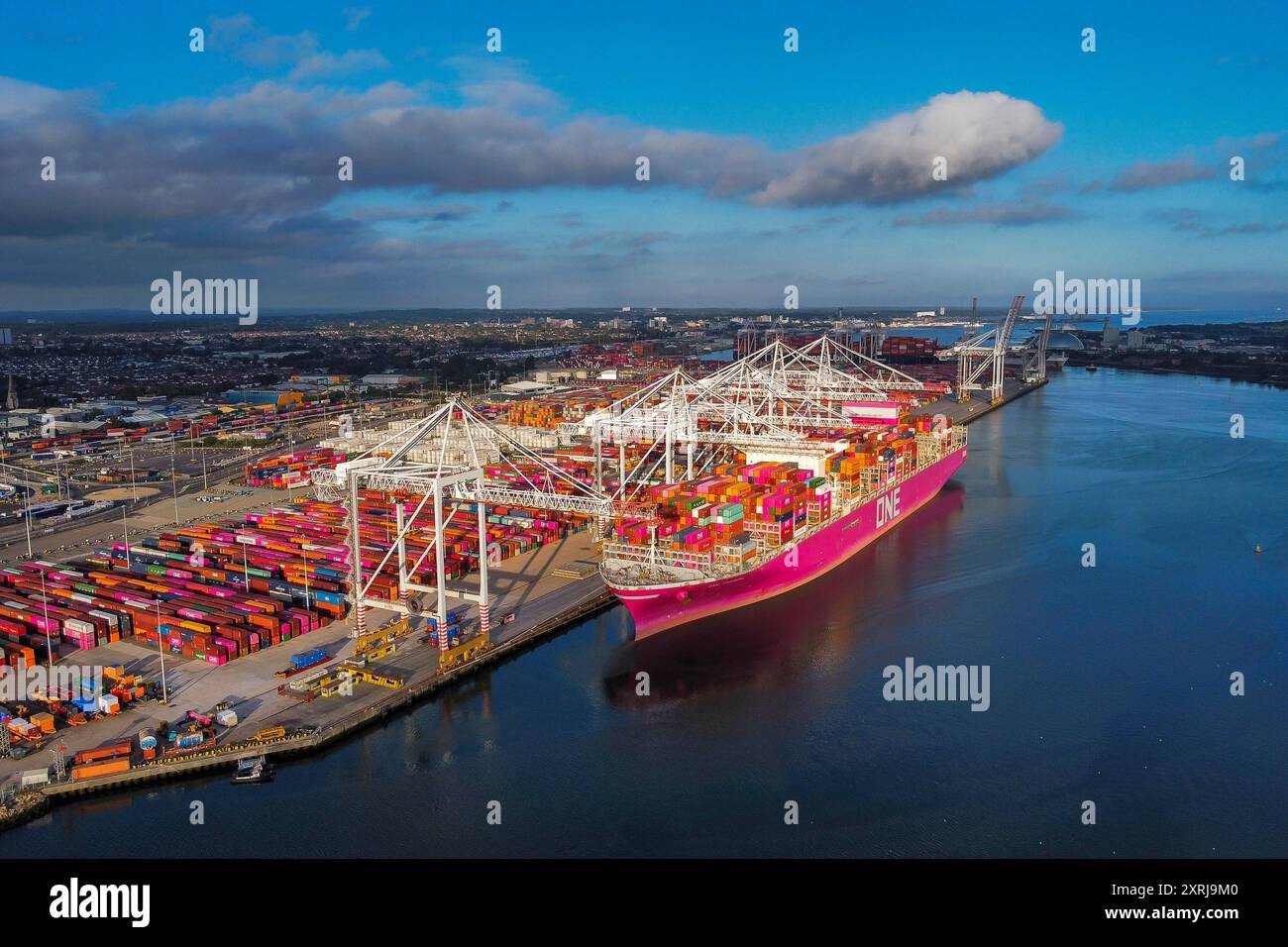 Southampton, Hampshire, Royaume-Uni. 10 août 2024. Vue aérienne générale des Western Docks au port de Southampton dans le Hampshire avec le container Ship One Triumph amarré. Après le port de Felixstowe, Southampton est le deuxième plus grand terminal à conteneurs au Royaume-Uni, traitant un trafic de 1,5 millions d'équivalents vingt pieds (EVP). Crédit photo : Graham Hunt/Alamy Live News Banque D'Images