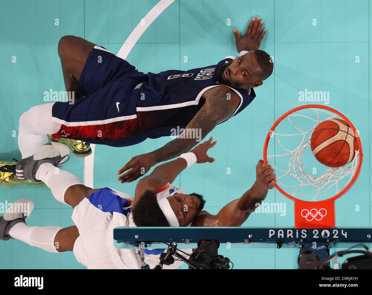 Paris, France. 10 août 2024. Guerschon Yabusele dunque lors du match pour la médaille d'or en basketball masculin entre les États-Unis et la France aux Jeux Olympiques de Paris 2024 à Paris, France, le 10 août 2024. Crédit : Meng Yongmin/Xinhua/Alamy Live News Banque D'Images