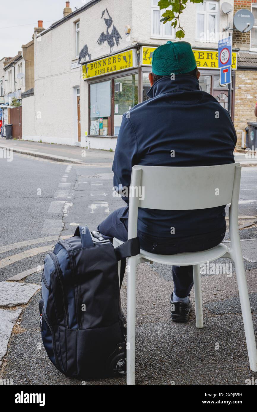 La sécurité garde un œil sur les Pelicans au Bonners Fish Bar : une partie de la série animalière londonienne de Banksy à Walthamstow. Banque D'Images