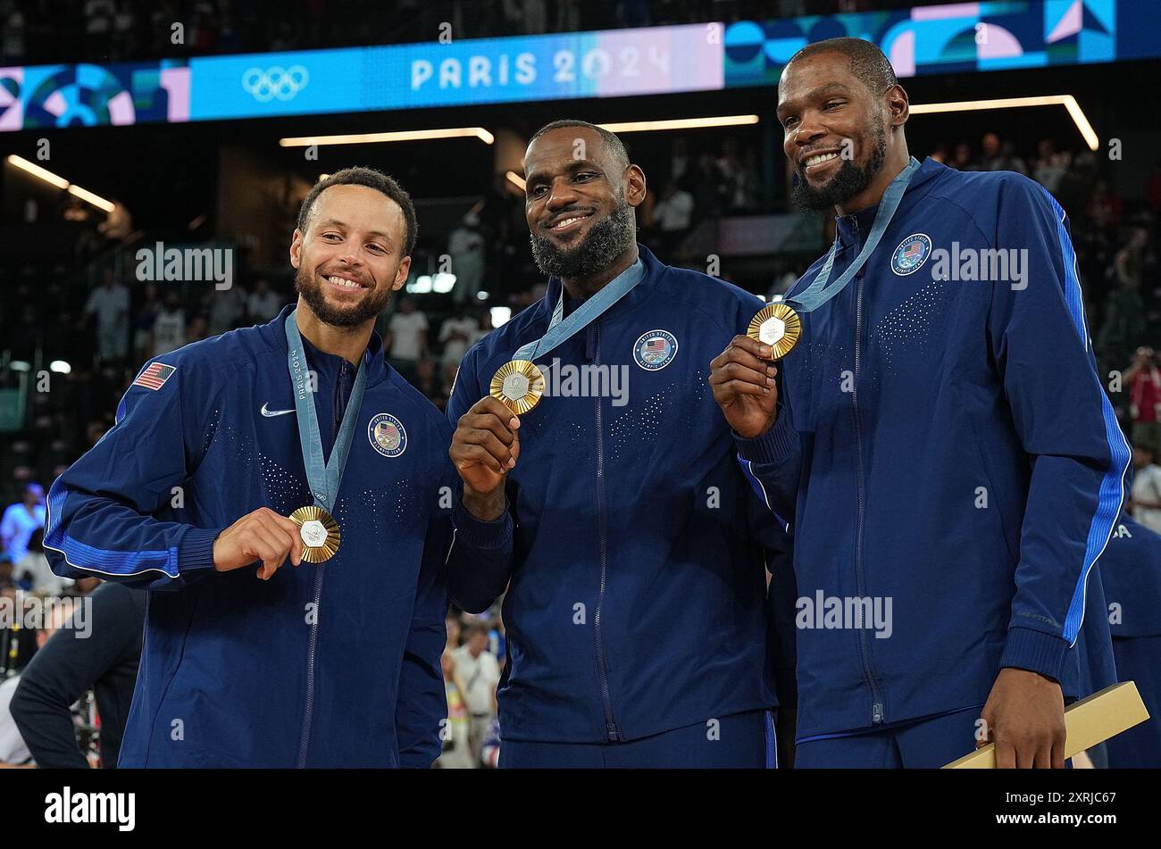 Paris, France. 10 août 2024. Stephen Curry (G), LeBron James (C) et Kevin durant de l'équipe des médaillés d'or des États-Unis assistent à la cérémonie de victoire pour le basket-ball masculin aux Jeux Olympiques de Paris 2024 à Paris, France, le 10 août 2024. Crédit : Meng Yongmin/Xinhua/Alamy Live News Banque D'Images