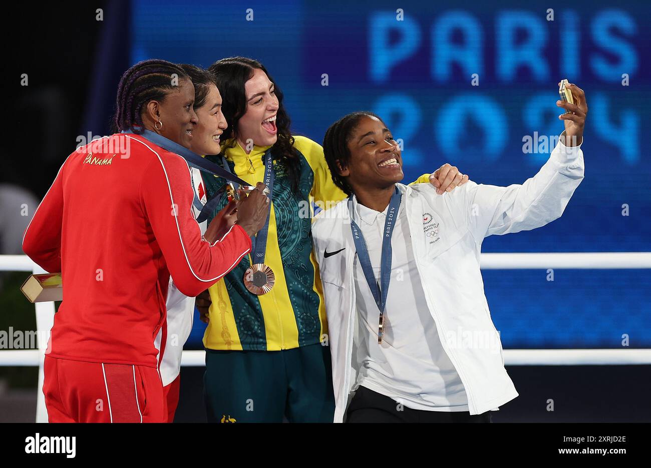 Paris, France. 10 août 2024. (G-d) médaillée d'argent Atheyna Bylon du Panama, médaillée d'or de la Chine Li Qian, médaillée de bronze Caitlin Parker de l'Australie et Cindy Ngamba de l'équipe olympique réfugiée prennent des selfies lors de la cérémonie de la victoire des 75 kg de boxe féminine aux Jeux Olympiques de Paris 2024 à Paris, France, le 10 août 2024. Crédit : Ren Pengfei/Xinhua/Alamy Live News Banque D'Images