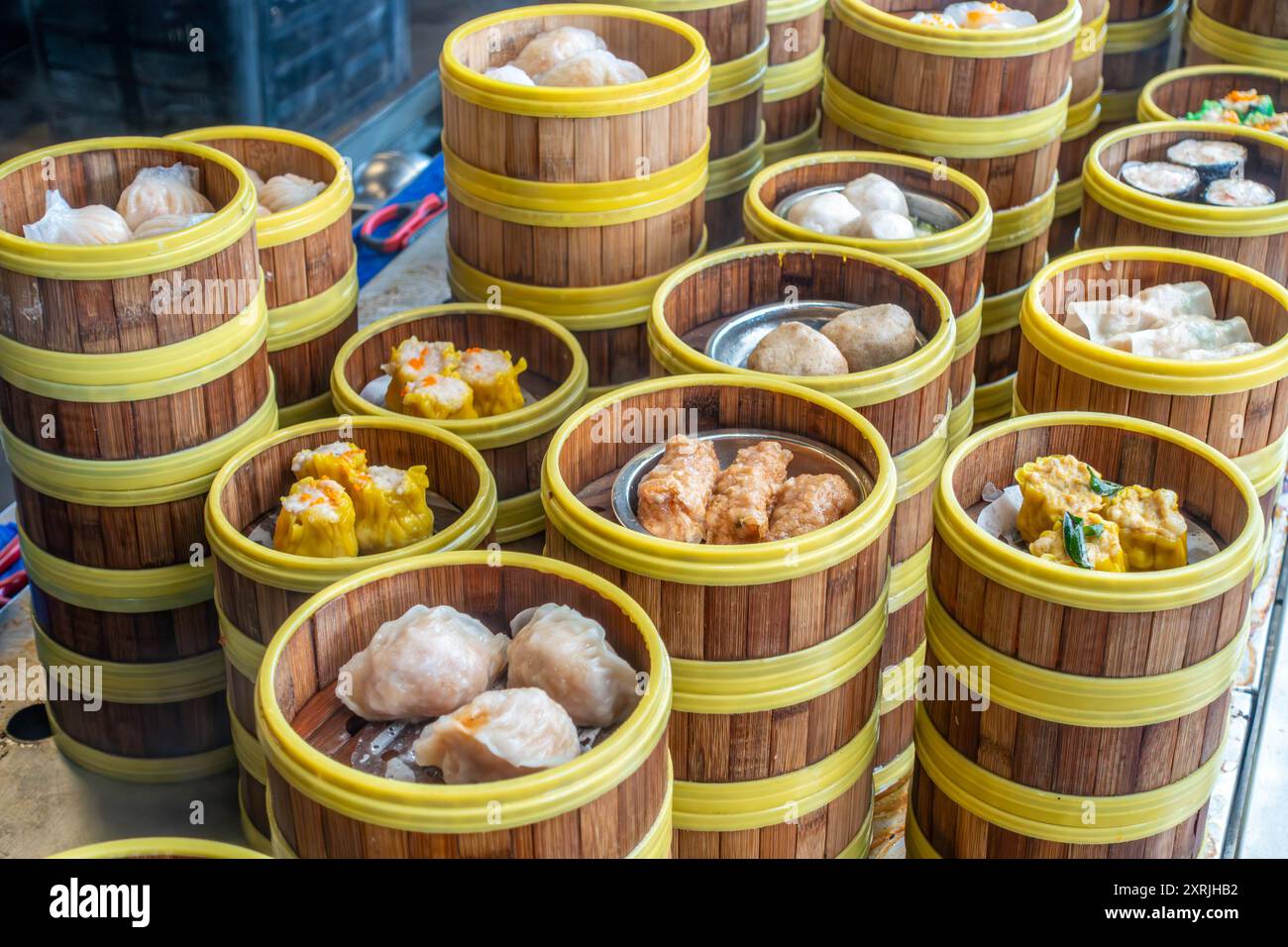 Paniers vapeur contenant des dim sum, populaires en Asie du Sud-est, dans un restaurant de George Town, Penang, Malaisie. Banque D'Images