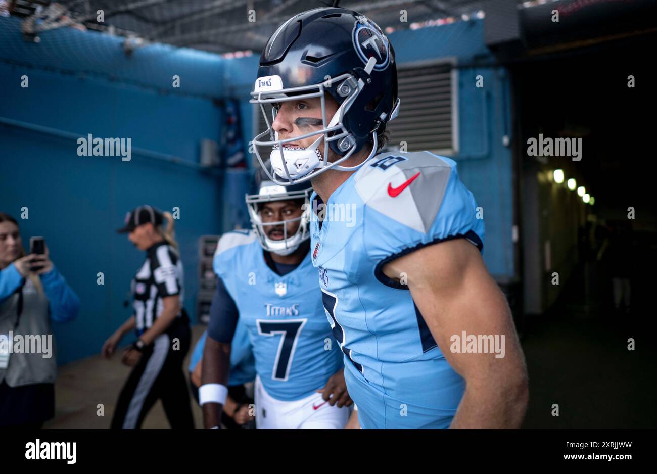 Nashville, Tennessee, États-Unis. 10 août 2024. Les quarterbacks des Titans du Tennessee se préparent à prendre le terrain. (Crédit image : © Camden Hall/ZUMA Press Wire) USAGE ÉDITORIAL SEULEMENT! Non destiné à UN USAGE commercial ! Crédit : ZUMA Press, Inc/Alamy Live News Banque D'Images