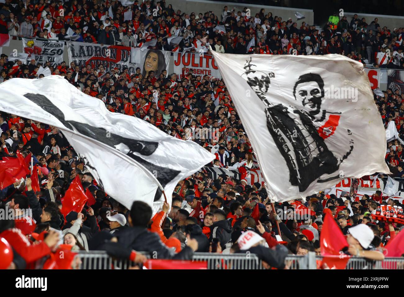 Buenos Aires, Argentine. 10 août 2024. Les supporters de River plate encouragent leur équipe lors du tournoi de football professionnel argentin 2024 'Cesar Luis Menotti' contre Huracan au stade El Monumental de Buenos Aires, le 10 août 2024. Crédit : Alejandro Pagni/Alamy Live News Banque D'Images